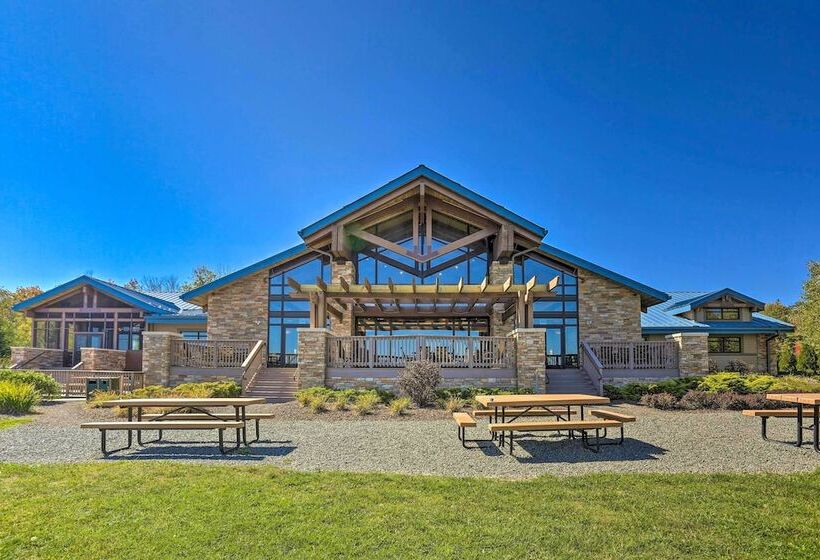 Pocono Lake Retreat W/ Fire Pits & Air Hockey!