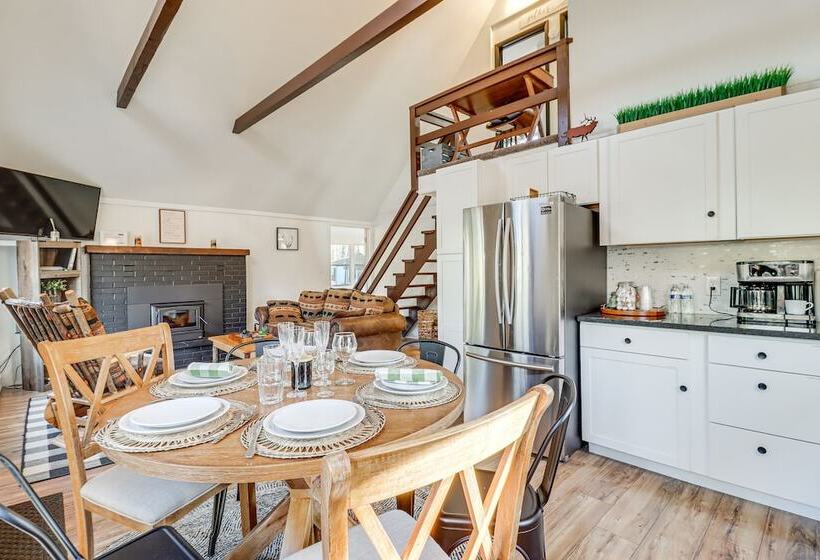 Pocono Lake Retreat W/ Fire Pits & Air Hockey!