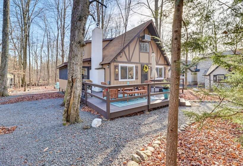 Pocono Lake Retreat W/ Fire Pits & Air Hockey!