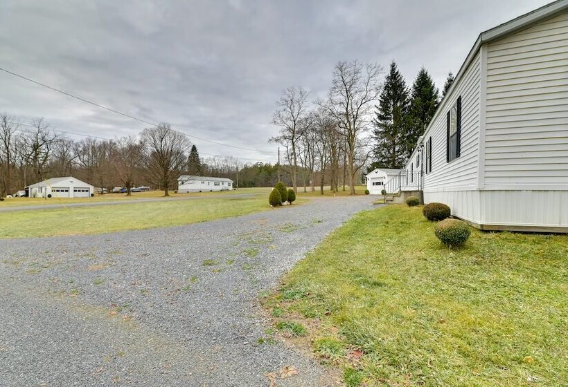 Quaint Lakemont Retreat: 1 Mi To Seneca Lake!