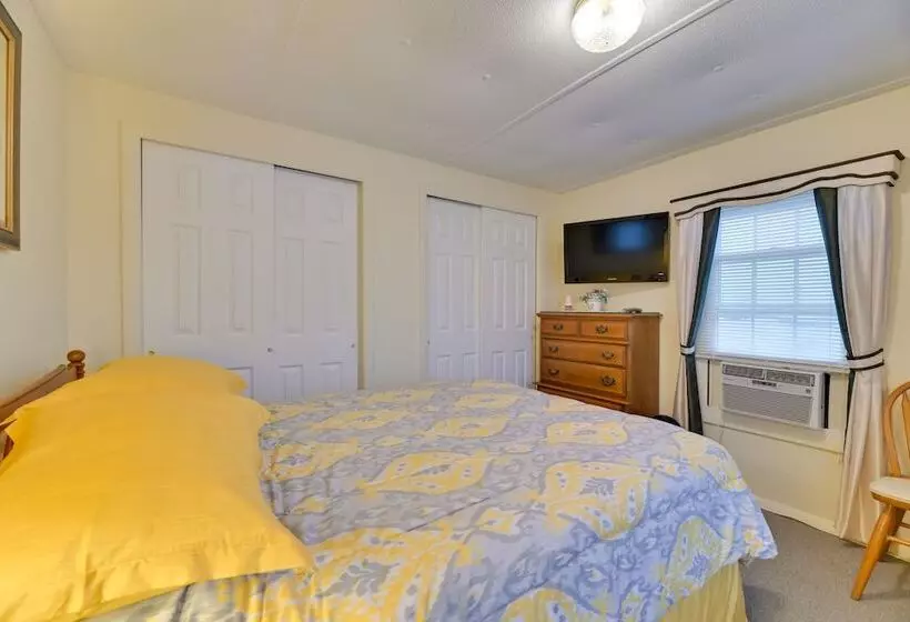 Quaint Lakemont Retreat: 1 Mi To Seneca Lake!