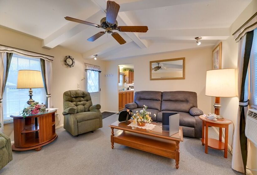 Quaint Lakemont Retreat: 1 Mi To Seneca Lake!