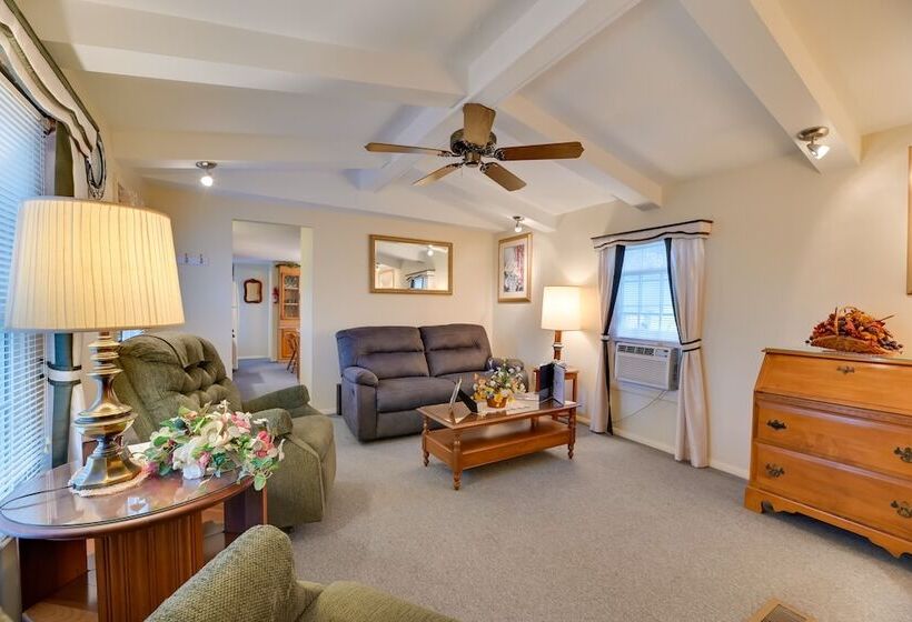 Quaint Lakemont Retreat: 1 Mi To Seneca Lake!