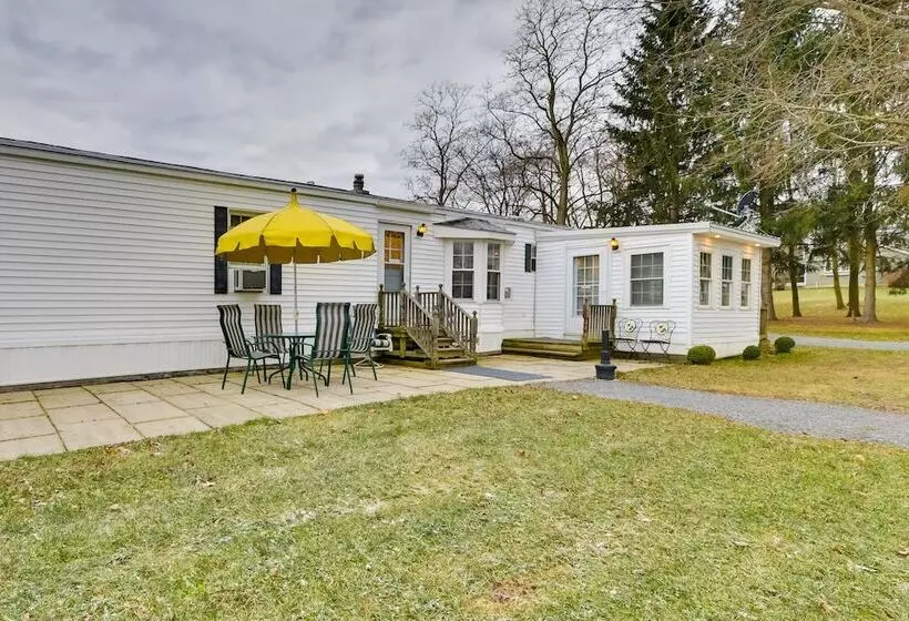 Quaint Lakemont Retreat: 1 Mi To Seneca Lake!