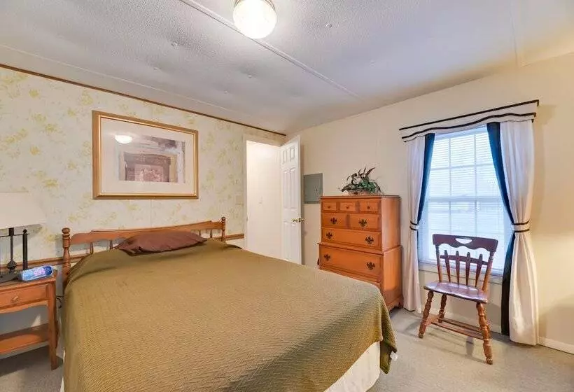 Quaint Lakemont Retreat: 1 Mi To Seneca Lake!