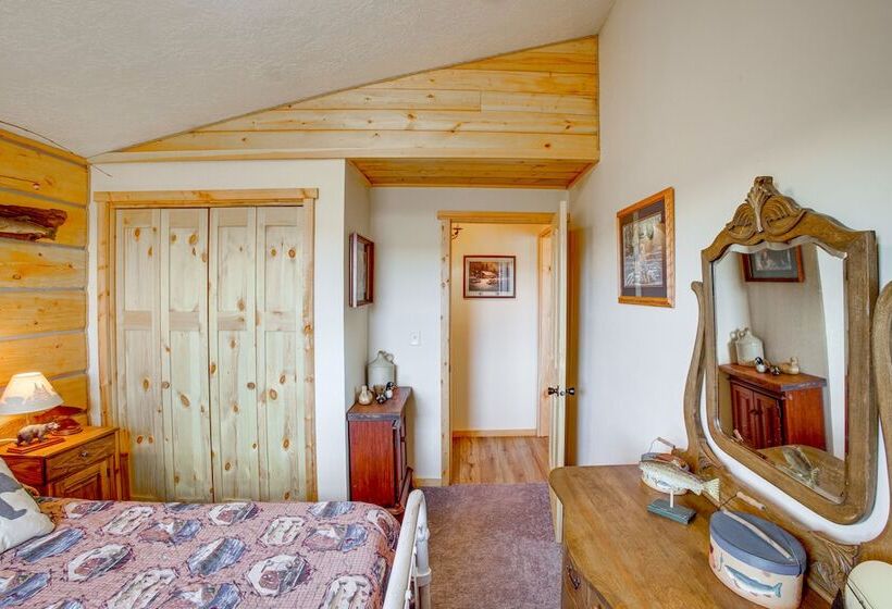 Roberts Home W/ Western Decor & Mountain Views!