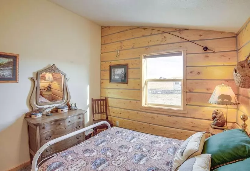 Roberts Home W/ Western Decor & Mountain Views!