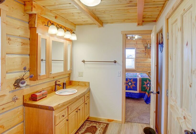 Roberts Home W/ Western Decor & Mountain Views!