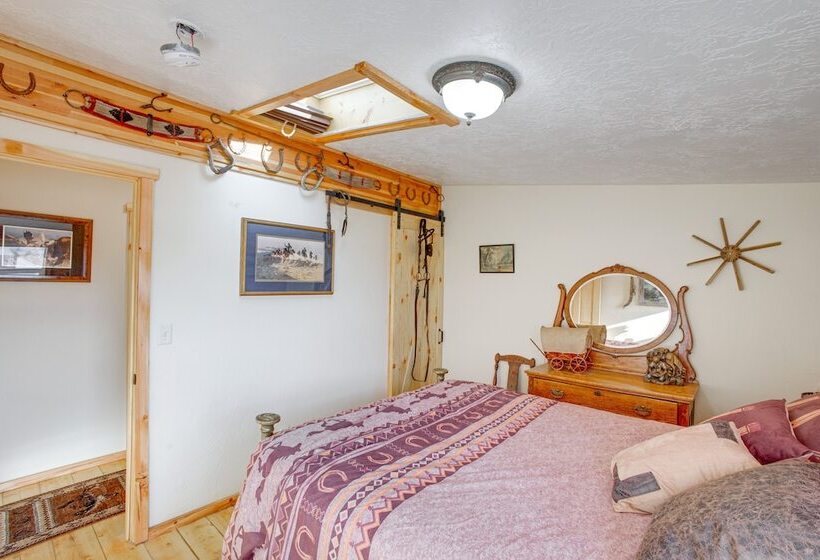 Roberts Home W/ Western Decor & Mountain Views!