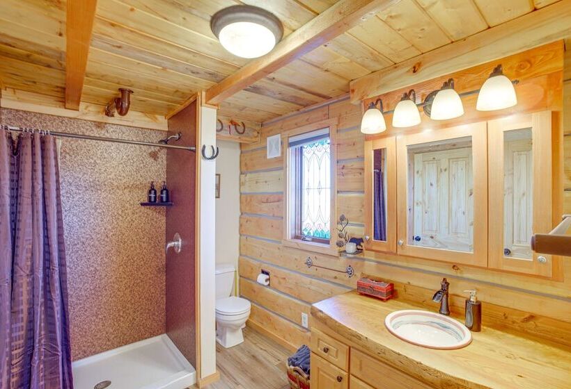 Roberts Home W/ Western Decor & Mountain Views!