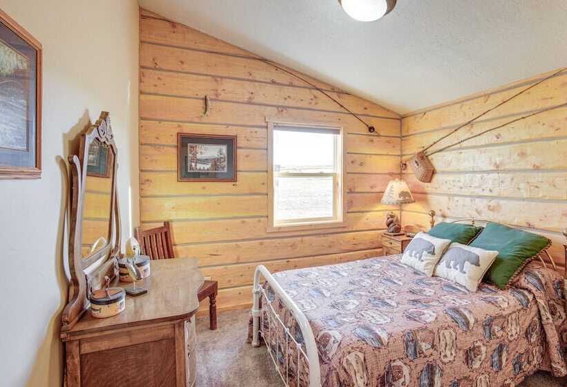 Roberts Home W/ Western Decor & Mountain Views!