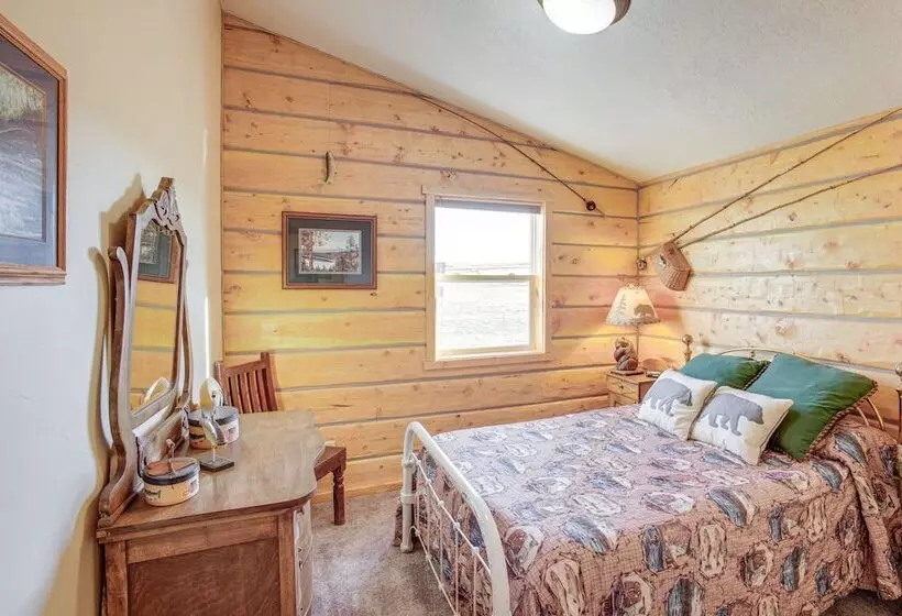 Roberts Home W/ Western Decor & Mountain Views!