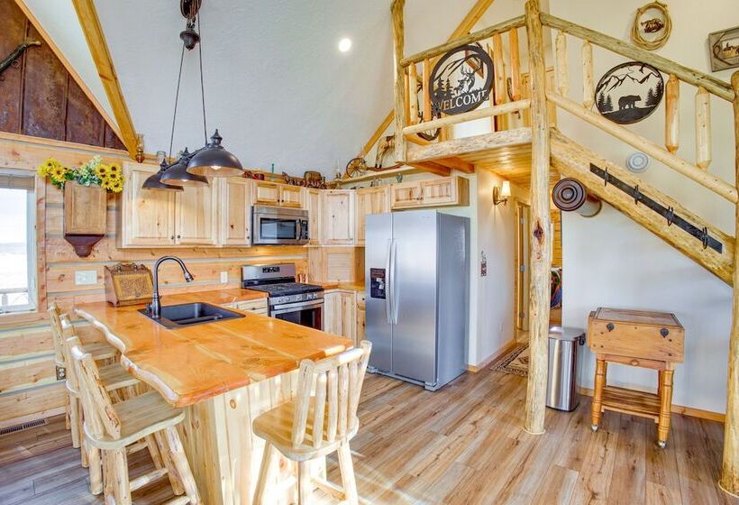 Roberts Home W/ Western Decor & Mountain Views!