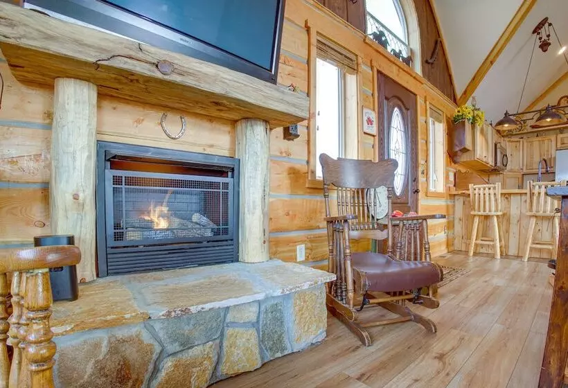Roberts Home W/ Western Decor & Mountain Views!