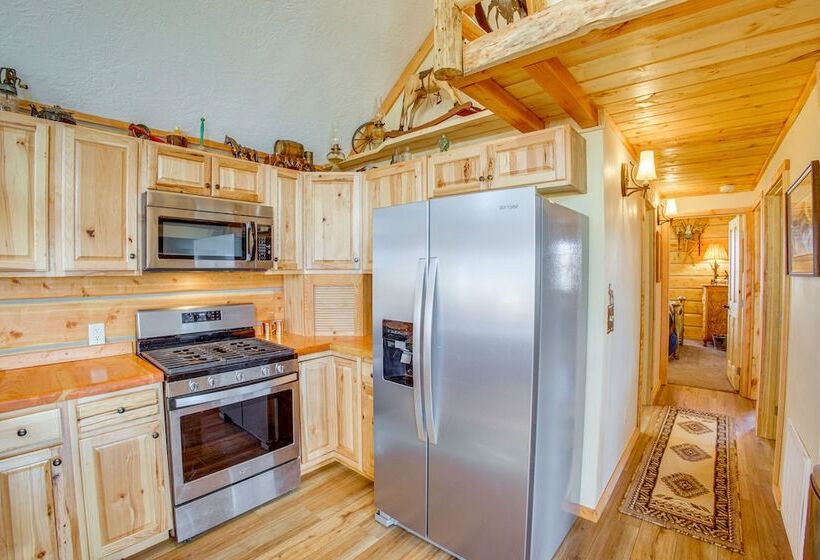 Roberts Home W/ Western Decor & Mountain Views!