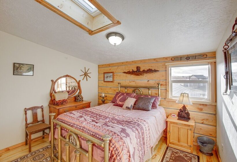 Roberts Home W/ Western Decor & Mountain Views!