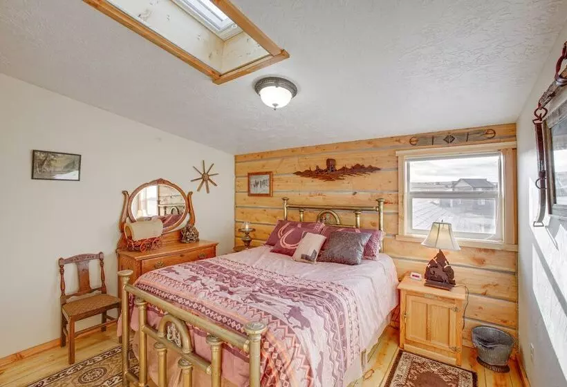 Roberts Home W/ Western Decor & Mountain Views!