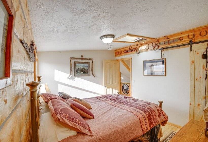 Roberts Home W/ Western Decor & Mountain Views!