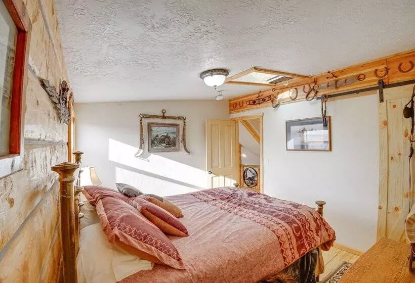 Roberts Home W/ Western Decor & Mountain Views!