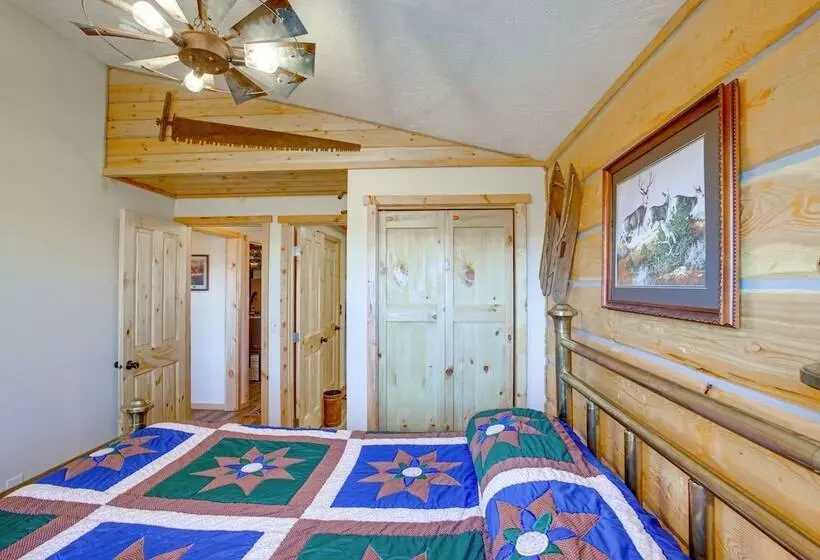 Roberts Home W/ Western Decor & Mountain Views!