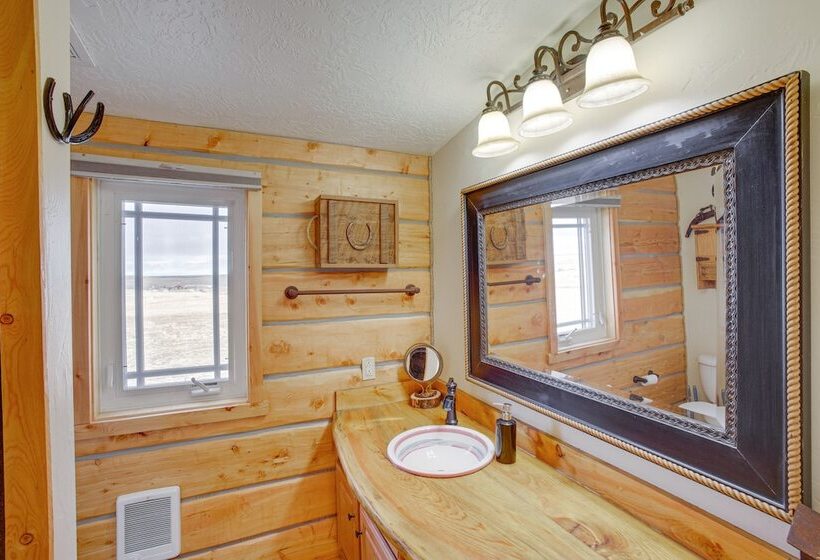 Roberts Home W/ Western Decor & Mountain Views!