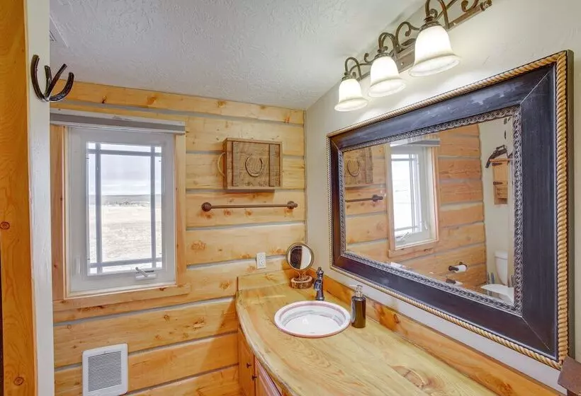 Roberts Home W/ Western Decor & Mountain Views!