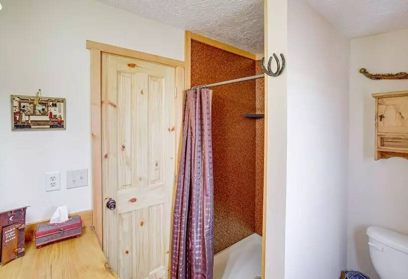 Roberts Home W/ Western Decor & Mountain Views!