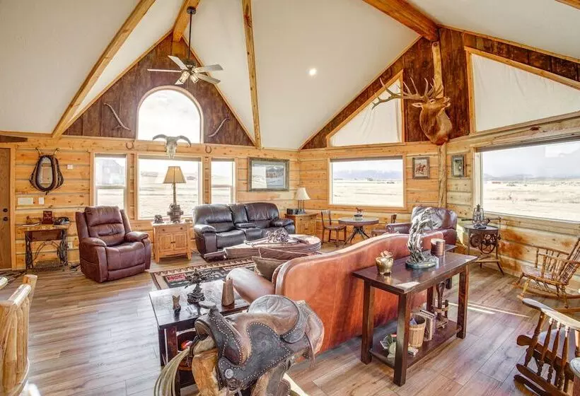 Roberts Home W/ Western Decor & Mountain Views!