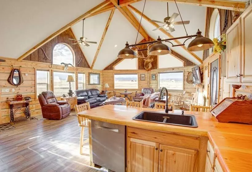 Roberts Home W/ Western Decor & Mountain Views!