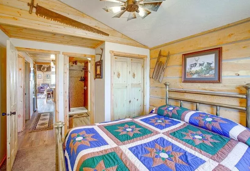 Roberts Home W/ Western Decor & Mountain Views!