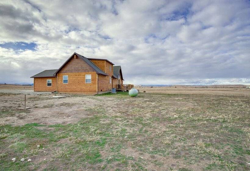 Roberts Home W/ Western Decor & Mountain Views!