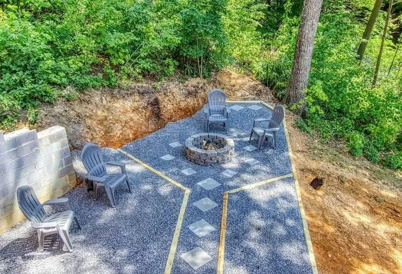 Sevierville Family Cabin: Hot Tub & Game Room!