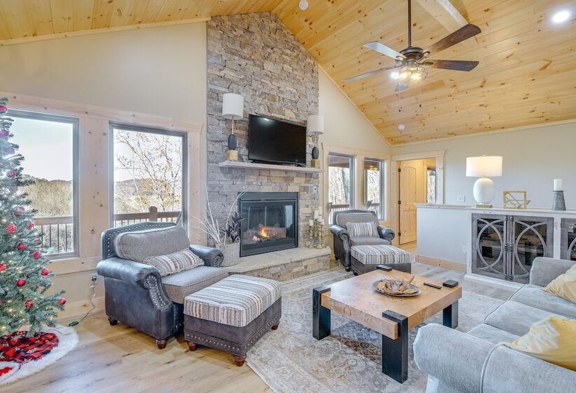 Sevierville Family Cabin: Hot Tub & Game Room!