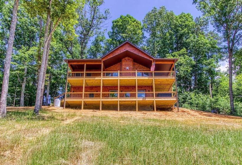 Sevierville Family Cabin: Hot Tub & Game Room!
