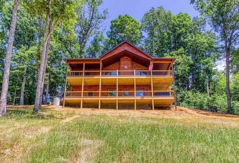 Sevierville Family Cabin: Hot Tub & Game Room!