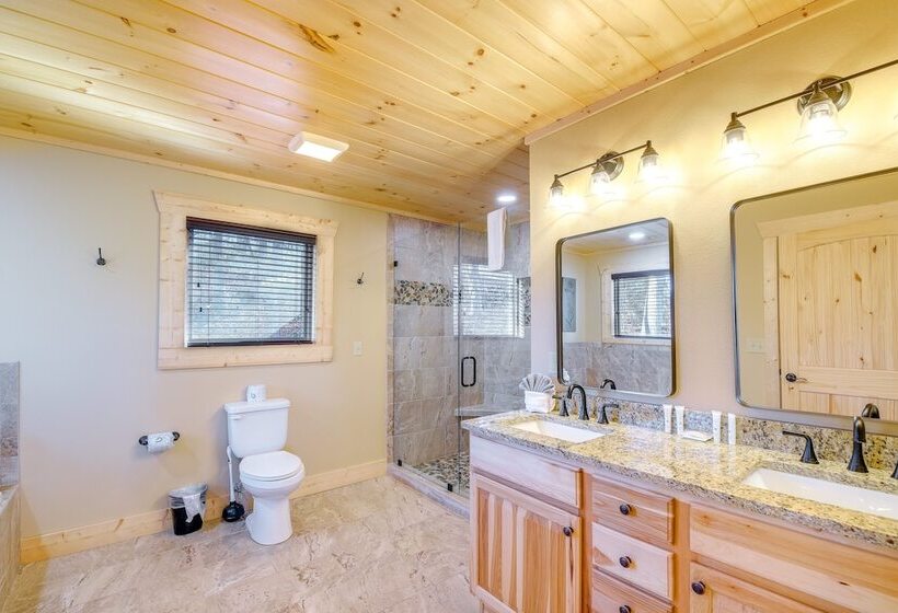 Sevierville Family Cabin: Hot Tub & Game Room!