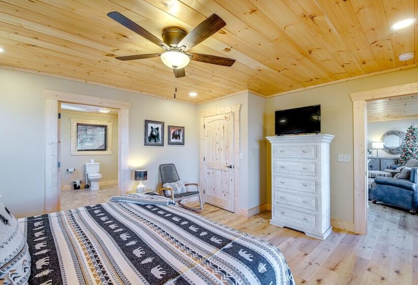 Sevierville Family Cabin: Hot Tub & Game Room!