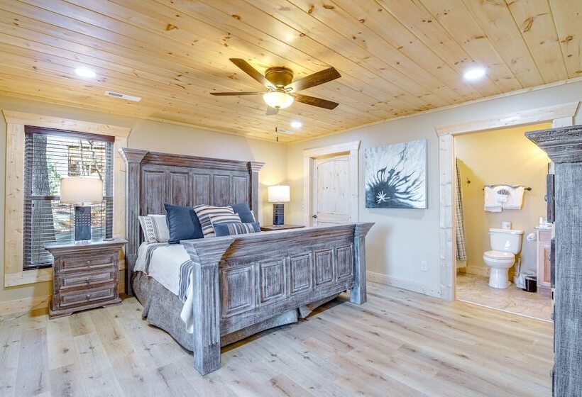 Sevierville Family Cabin: Hot Tub & Game Room!