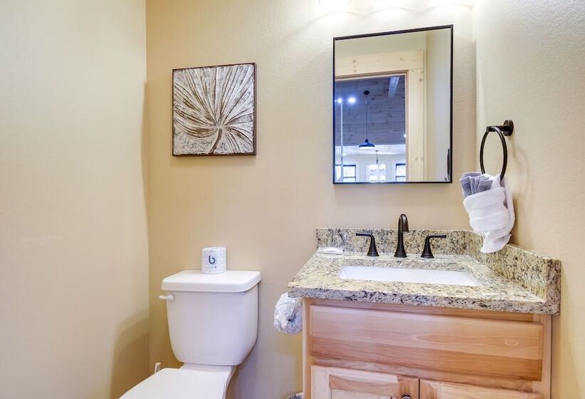 Sevierville Family Cabin: Hot Tub & Game Room!