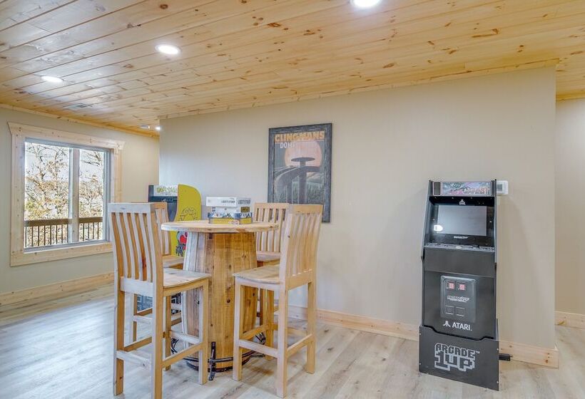 Sevierville Family Cabin: Hot Tub & Game Room!