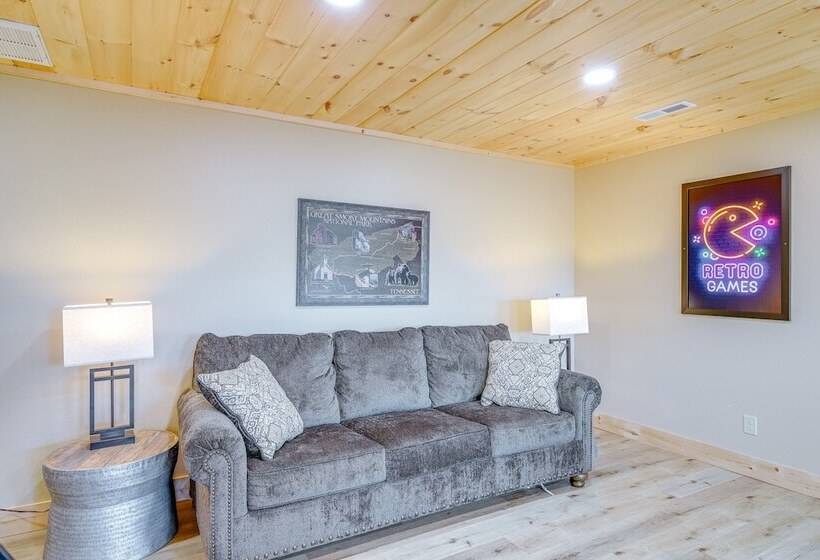 Sevierville Family Cabin: Hot Tub & Game Room!