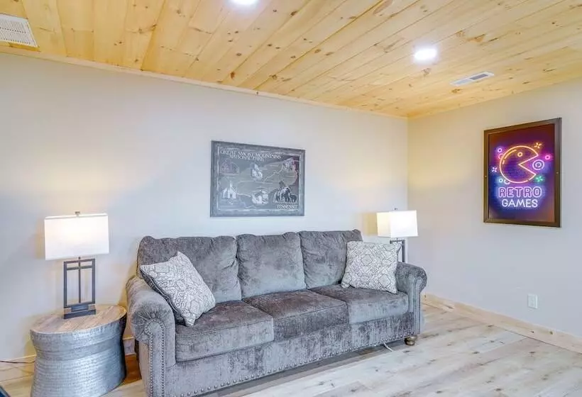 Sevierville Family Cabin: Hot Tub & Game Room!