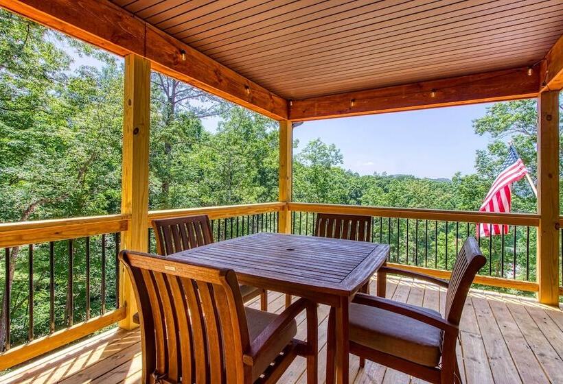 Sevierville Family Cabin: Hot Tub & Game Room!