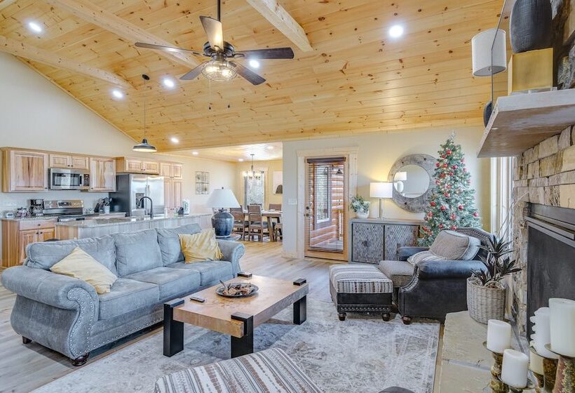 Sevierville Family Cabin: Hot Tub & Game Room!