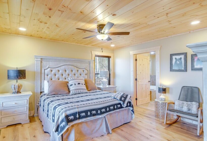 Sevierville Family Cabin: Hot Tub & Game Room!