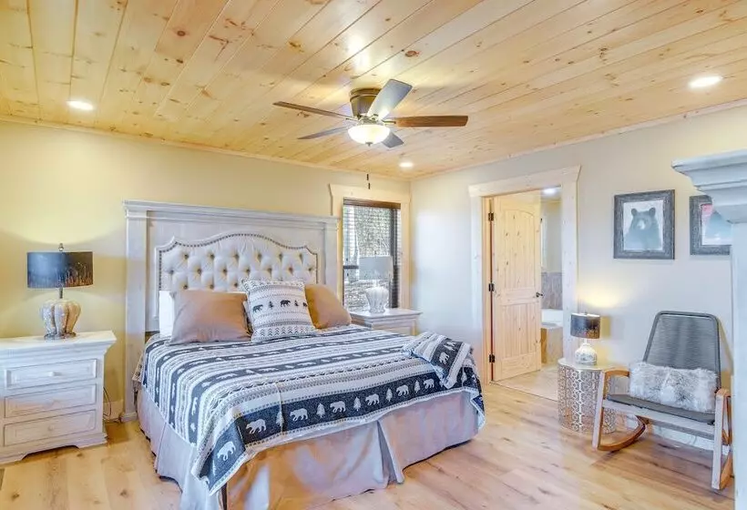 Sevierville Family Cabin: Hot Tub & Game Room!
