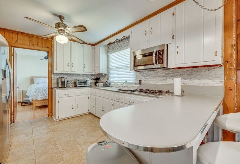 Spacious Lexington Abode W/ Pool Table & Fireplace