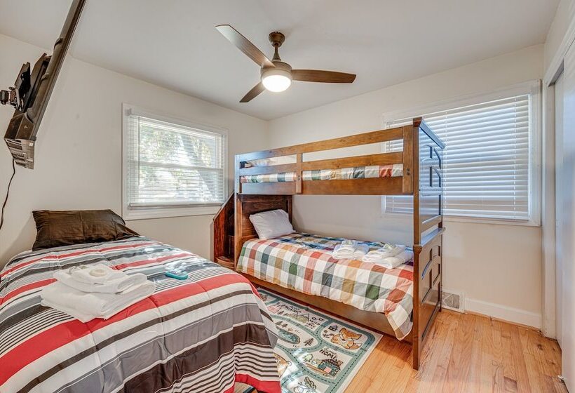 Spacious Lexington Abode W/ Pool Table & Fireplace