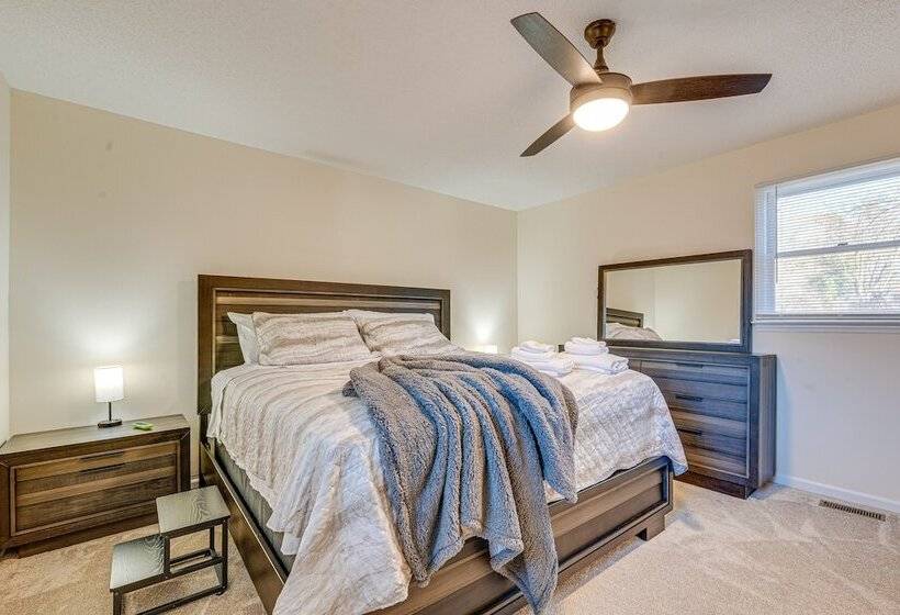 Spacious Lexington Abode W/ Pool Table & Fireplace