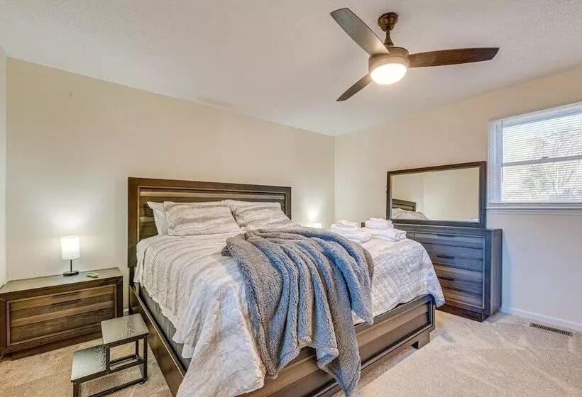 Spacious Lexington Abode W/ Pool Table & Fireplace